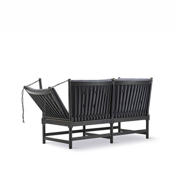 Tremmesofa fra Fredericia Furniture med mørk grå polstring