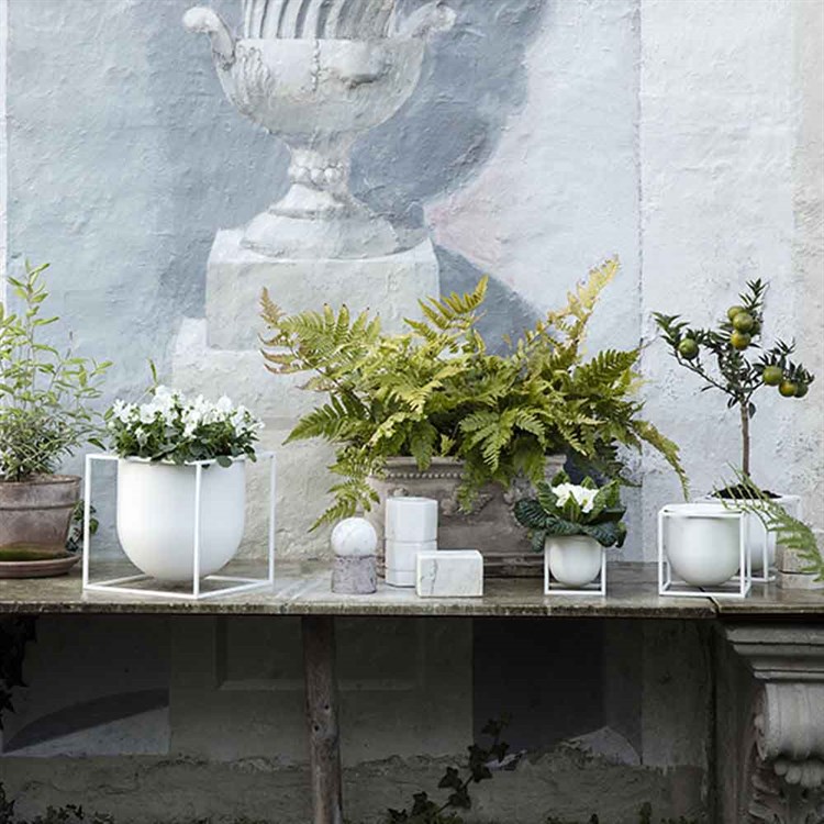 Audo Kubus Flowerpot 23, 14, 10 hvid på terrassen