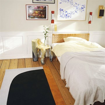 Rugs Tæppe fra fritz Hansen Cecilie Manz ochre soveværelse