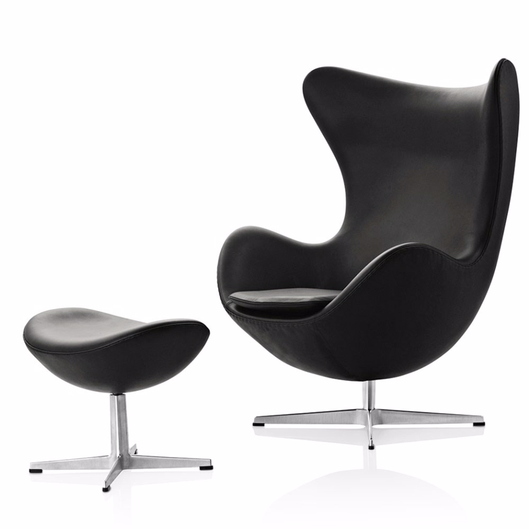 Fritz Hansen Ægget Lænestol og skammel i sort læder designet af Arne Jacobsen