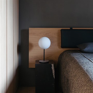 Tr Bulb bordlampe fra Audo grå marmor mat glas i soveværelse