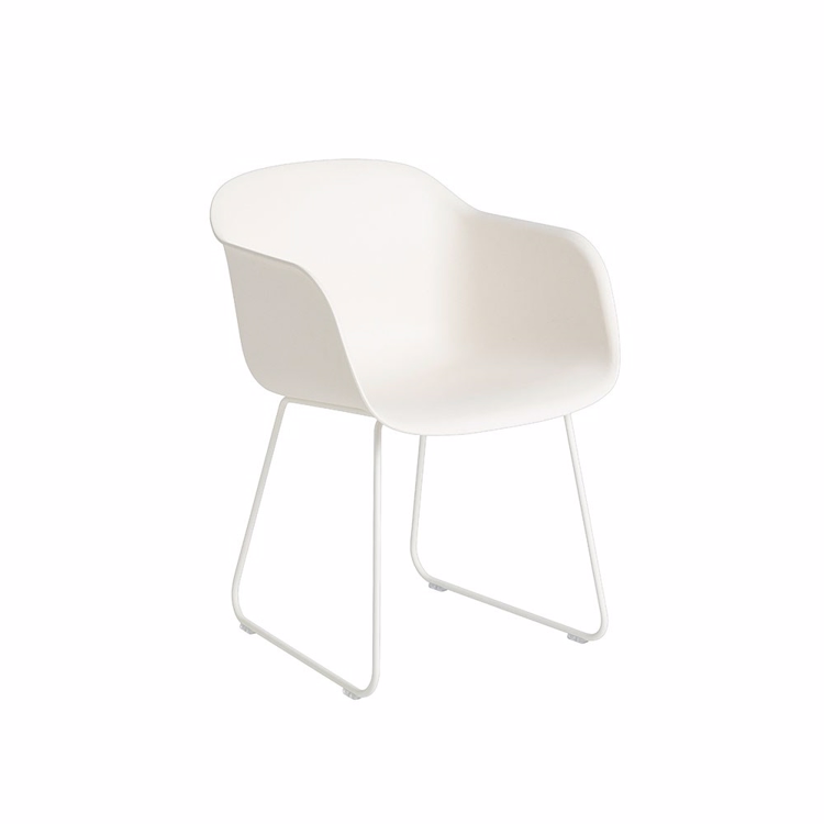 Muuto Fiber Sled Spisebordsstol med armlæn i farven hvid