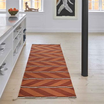 Nordic Modern Vibeke Klint VK6 Tæppe Rød/Orange 80x240 cm i køkkenet