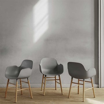Normann Copenhagen Form Spisebordsstol m/armlæn Eg udstillet