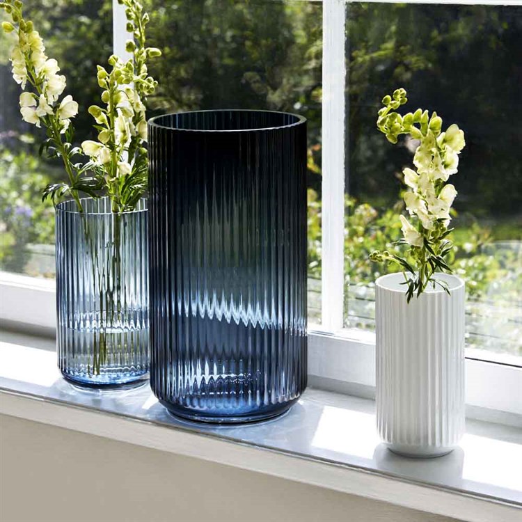 Lyngby Vase Glas Midnight Blue I vinduet