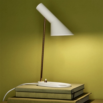 Louis Poulsen AJ Mini jubilæums Bordlampe Matt White/Pale Rose på en bog