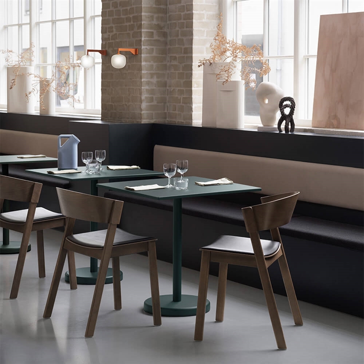 Muuto Cafe Havebord Linear Steel 70x70 - Mørkegrøn miljø
