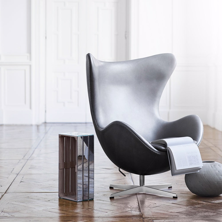 Fritz Hansen Ægget Lænestol designet af Arne Jacobsen i grå concrete sense læder