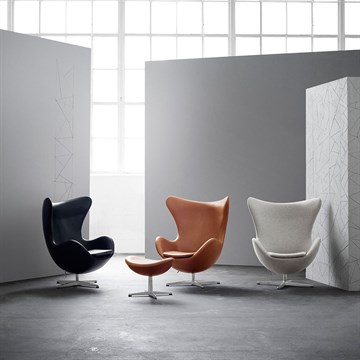 Fritz Hansen Ægget Lænestole designet af Arne Jacobsen i sort og brunt læder samt lysegrå stof