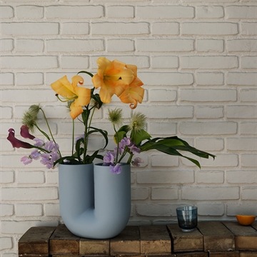 Muuto Kink Vase blå med blomster